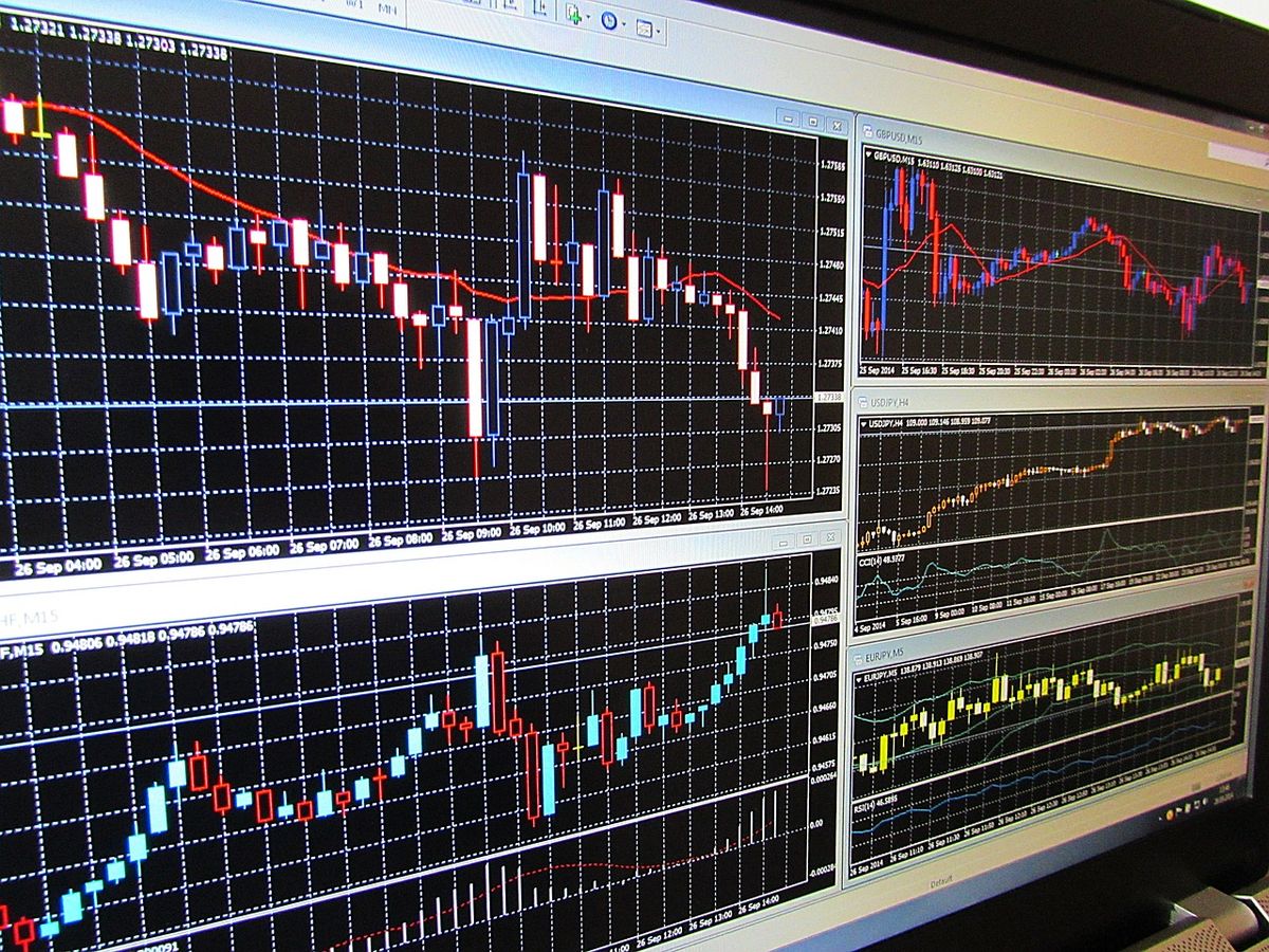 System Trading Versus Manual Trading: Weighing the Pros and Cons